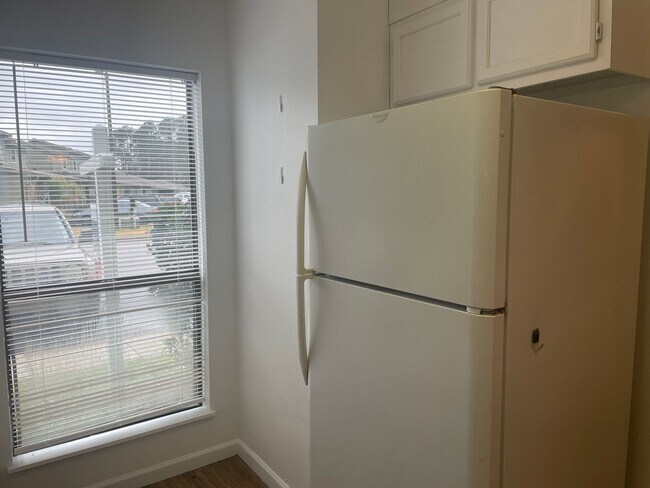 Building Photo - Excellent 2 Bedroom