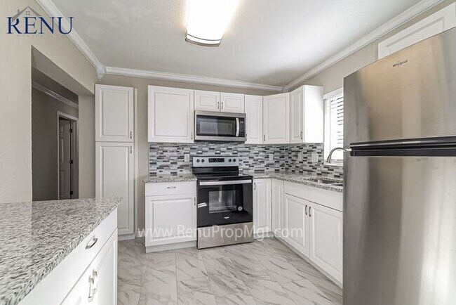 Foto del edificio - Now Available!