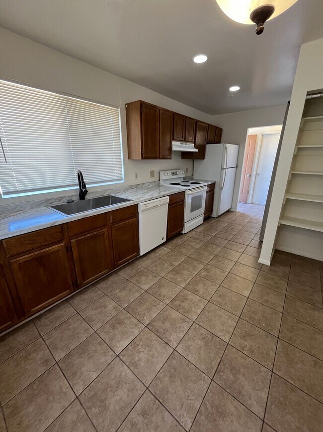Foto del edificio - 3028 N Corrine Dr