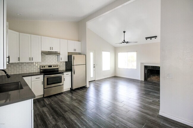 Building Photo - 3111 E Clarendon Ave