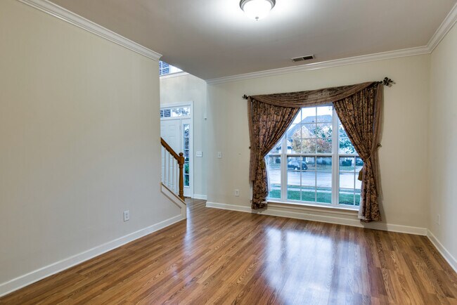 Foto del edificio - **ESTABLISHED NEIGHBORHOOD, AMAZING LOCATION**
