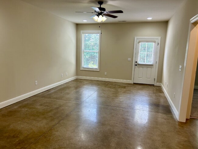 Building Photo - 2BD 2BA GROUND LEVEL DUPLEX WITH GARAGE FO...
