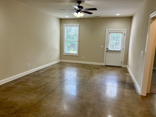 Foto del edificio - 2BD 2BA GROUND LEVEL DUPLEX WITH GARAGE FO...