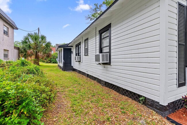 Building Photo - 412 Harwood St