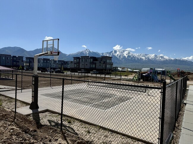 Building Photo - 564 1860 N