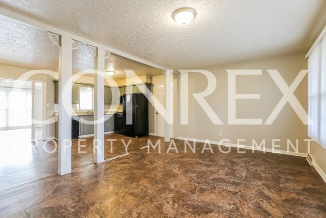 Building Photo - 3 bdrm, 3 bath Ranch!