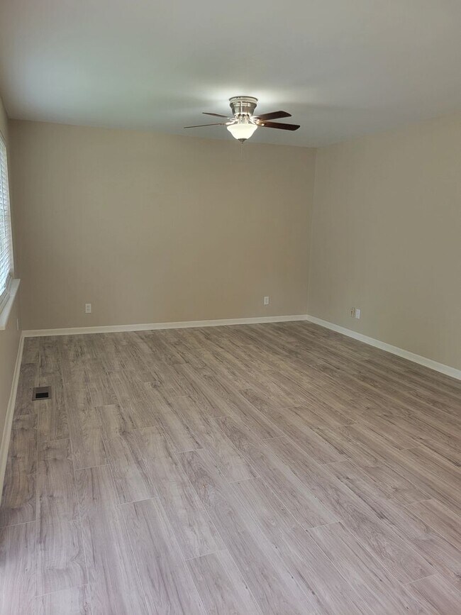 Building Photo - 6615 Blue Bird Dr