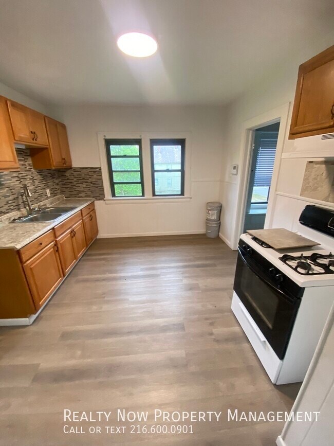 Foto del edificio - 9612 Lamontier Ave