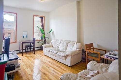  - 711 Lexington Ave