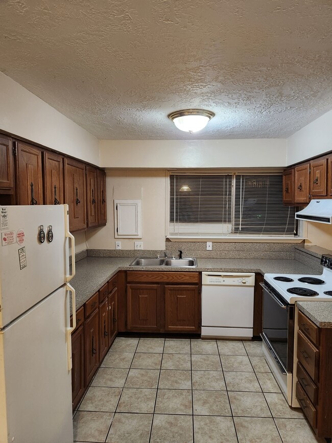 Kitchen - 17826 Shadow Valley Dr