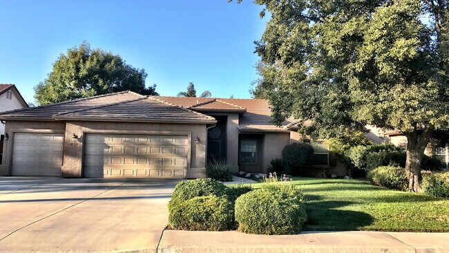 Building Photo - 936 E. ARLEN AVE. - 3 BED 2 BATH + OFFICE ...
