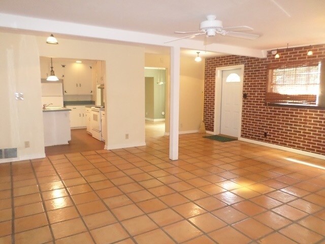 Building Photo - 1100 San Luis Rd