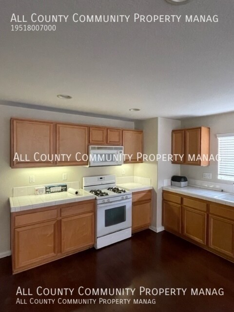 Foto del edificio - 4 Bedroom 2.5 Bathroom Two Story Home for ...