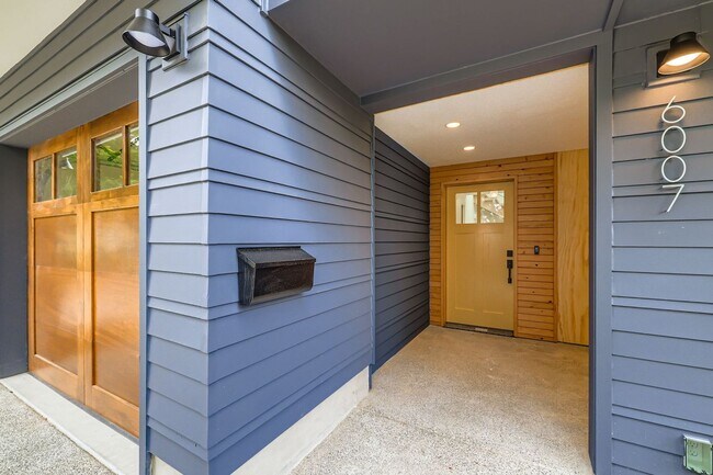Building Photo - Hawthorne Hills Home