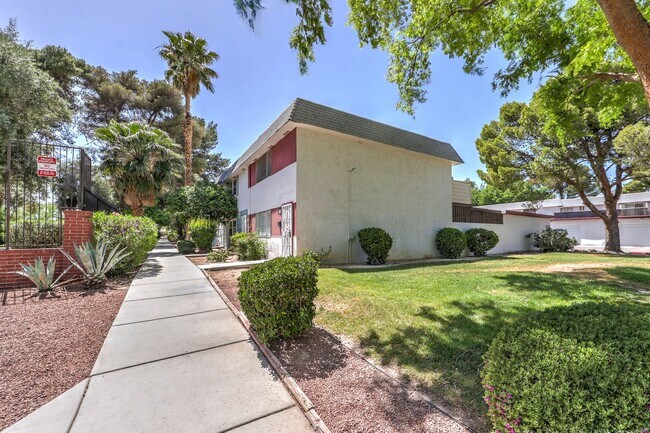 Foto del edificio - Huge one bedroom condo close community pool and tennis courts.