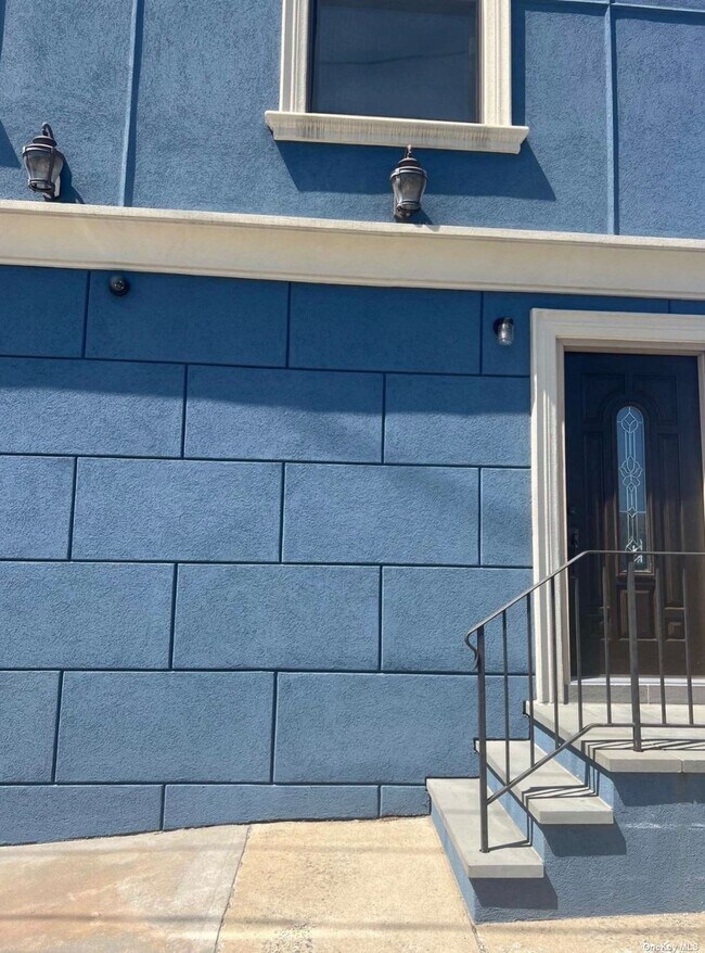 Building Photo - 882 Hempstead Turnpike