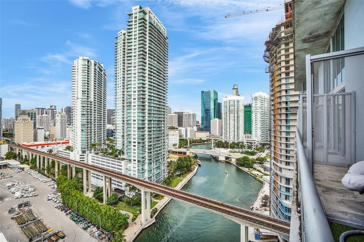 Foto principal - 690 SW 1st Ct