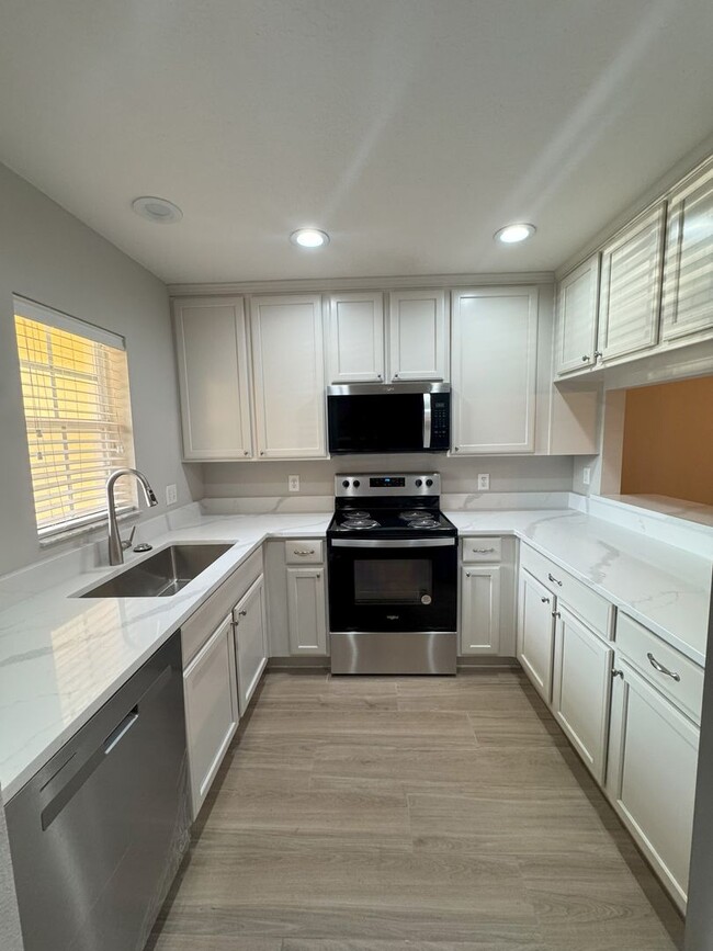 Building Photo - Fully Renovated TownHome in Cobblestone La...