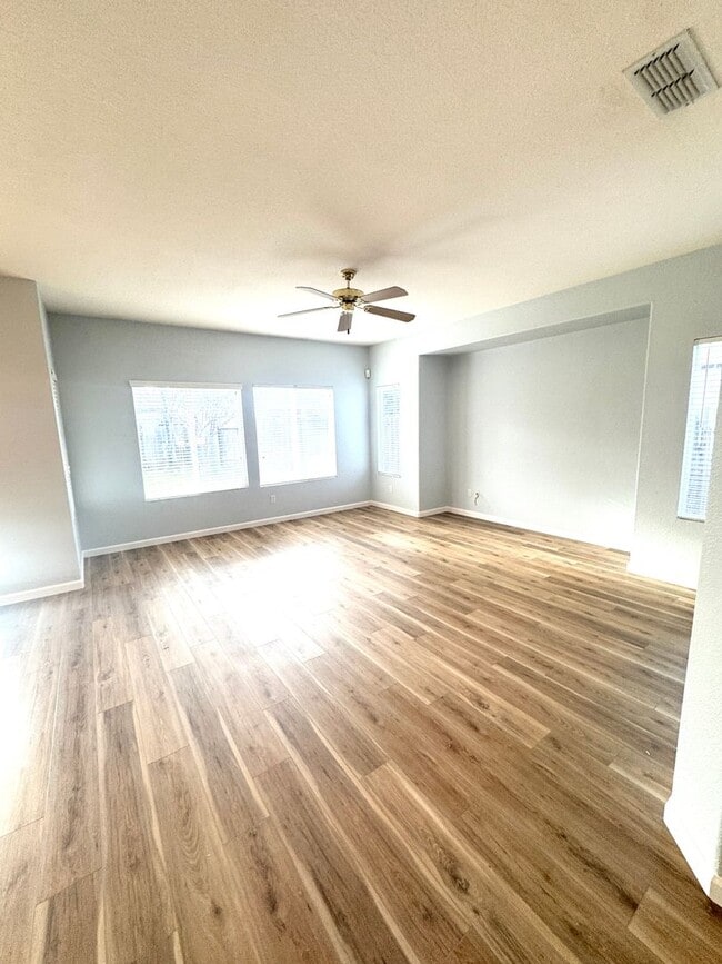 Building Photo - THREE BEDROOM TWO BATH SINGLE STORY HOME SEE VIDEO