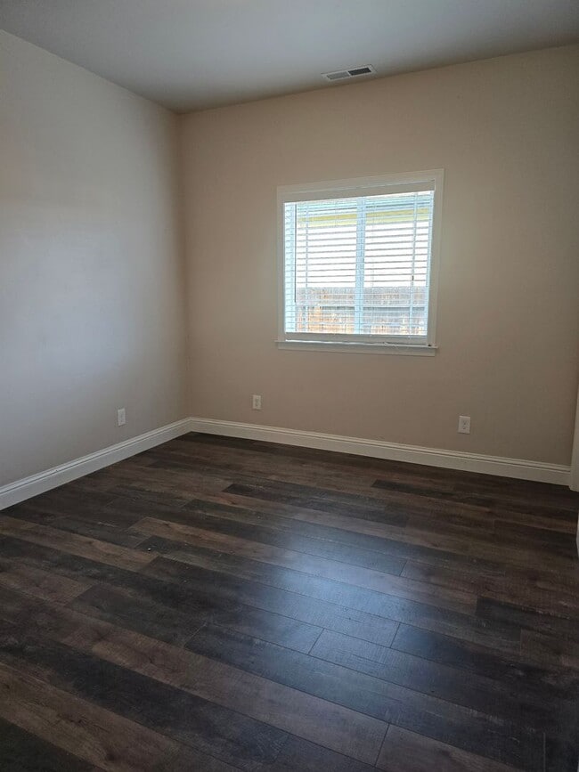 Foto del edificio - 1920 square foot single family home has 4 bedrooms and 2.0 bathrooms.