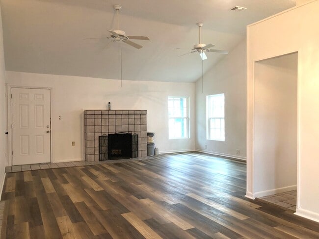Building Photo - 302 Pecan Dr