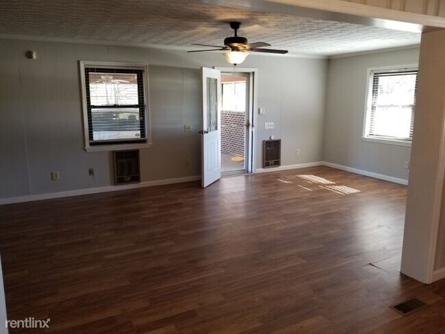 Foto del edificio - 3 br, 105 bath House - 55 War Hill Park Rd