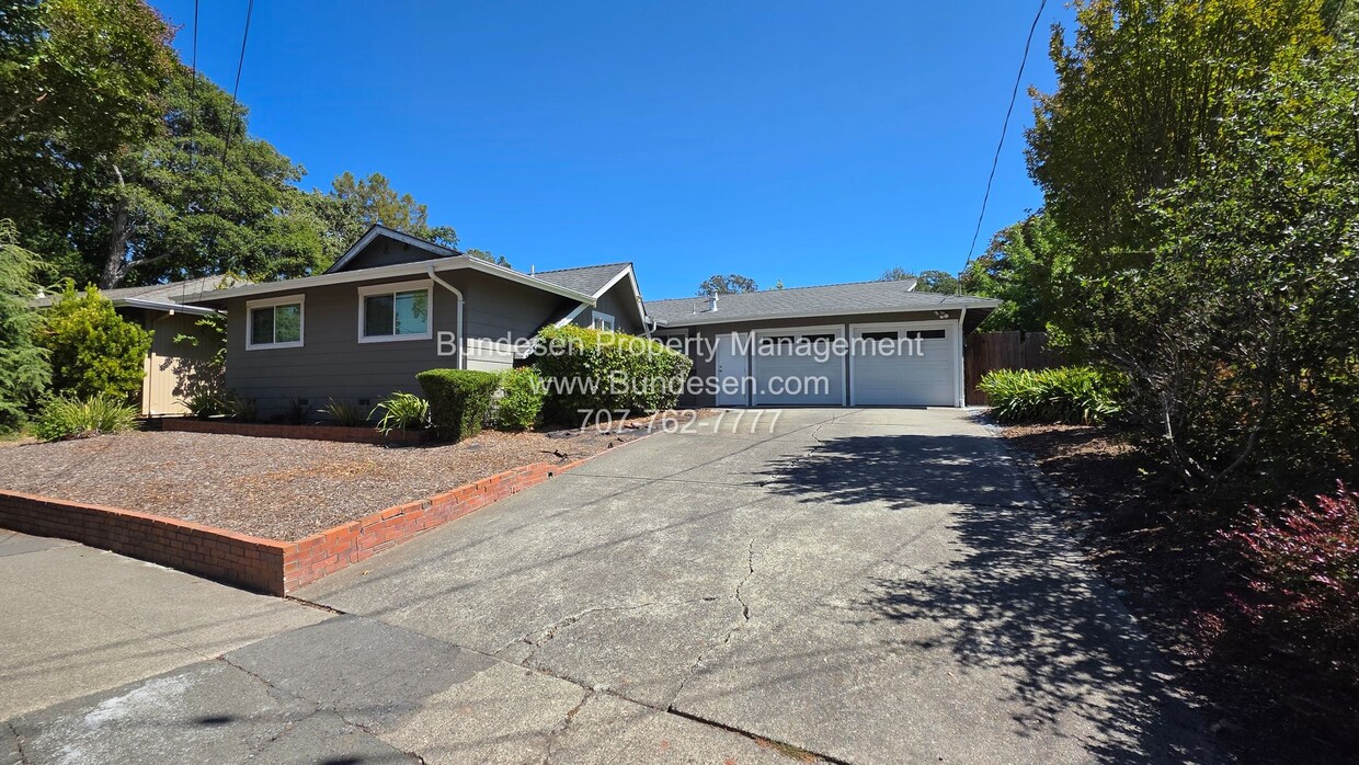 Foto principal - Charming and well maintained 3BD/2BA Home Near Doyle Park