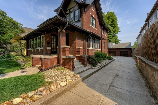 Foto del edificio - Timeless Charm & Thoughtful Updates in the...