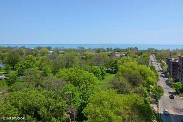 Foto del edificio - 2440 N Lakeview Ave