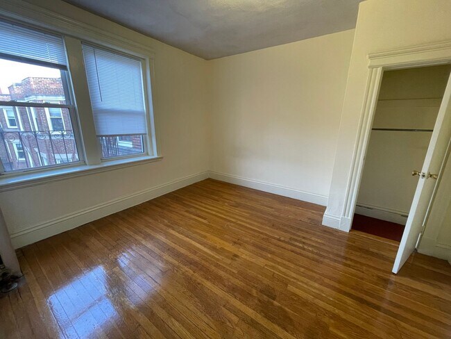 Building Photo - Avl NOW - Large, sunny 1BR corner unit, hot water inc!