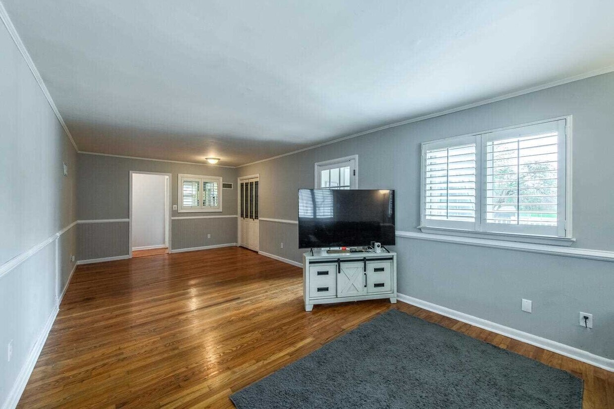 Primary Photo - 102 Overocker Rd