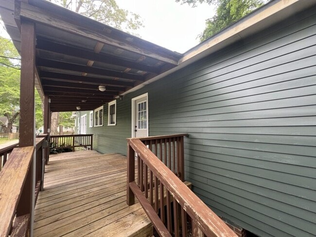 Foto del edificio - Spacious 5-Bedroom Home in Prime Zachary Location