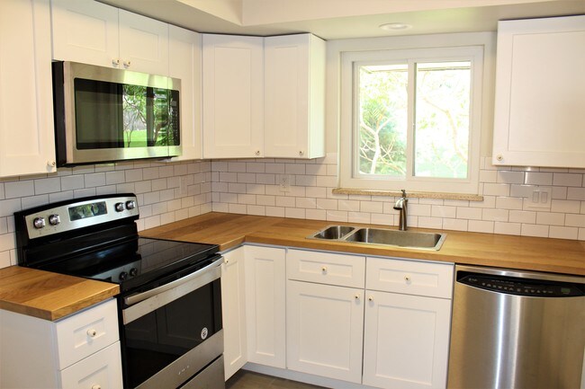 Building Photo - 3285 S Pontiac St