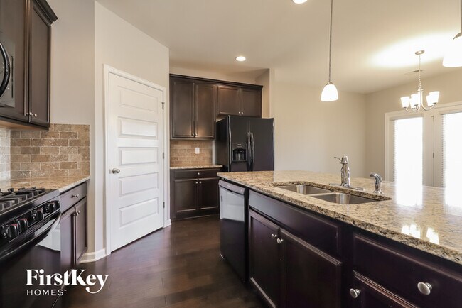 Building Photo - 526 Carleton Pl