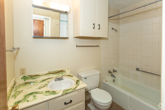 1BR 1BA- Bathroom - Cambridge House