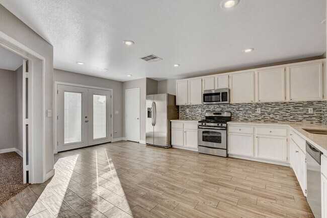 Foto del edificio - Totally Updated Solar Powered 4 Bedroom! Bedroom and Bath Downstairs!