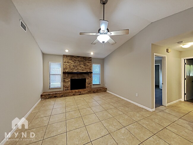 Foto del edificio - 8211 Timber Lake Ln