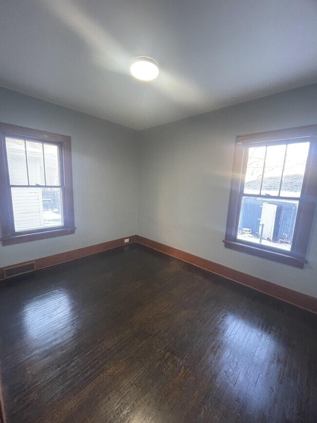 Building Photo - 407 W Lowell Ave