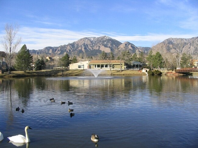 Tantra Lake steps away. Peaceful place - 850 W Moorhead Cir
