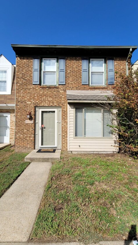 Primary Photo - Beautiful Updated 3 Bedroom Townhome in In...