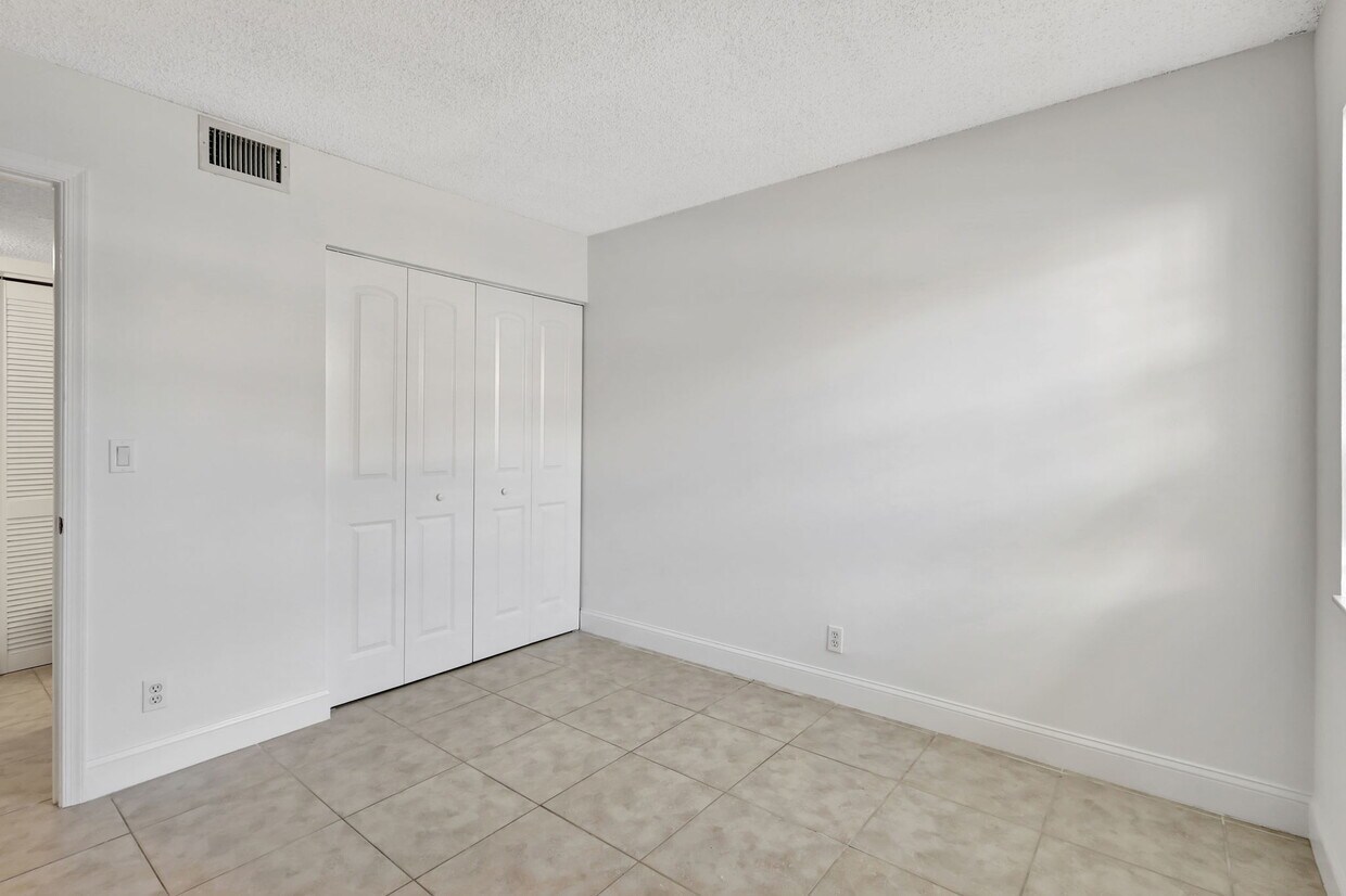 Building Photo - 321 Norwood Ter