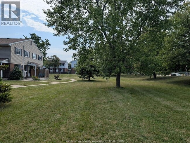 Photo du bâtiment - 3003 Meadowbrook Ln