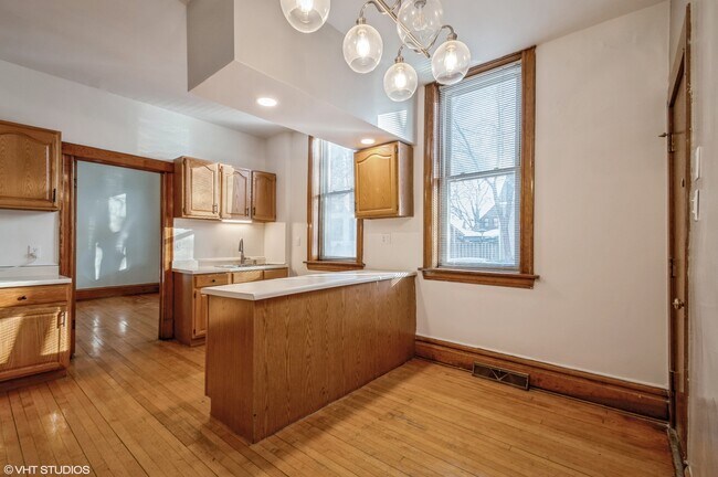 Building Photo - 2134 W Lyndale St