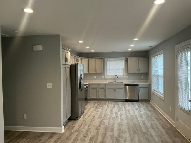 Building Photo - 600 Colonelette Dr