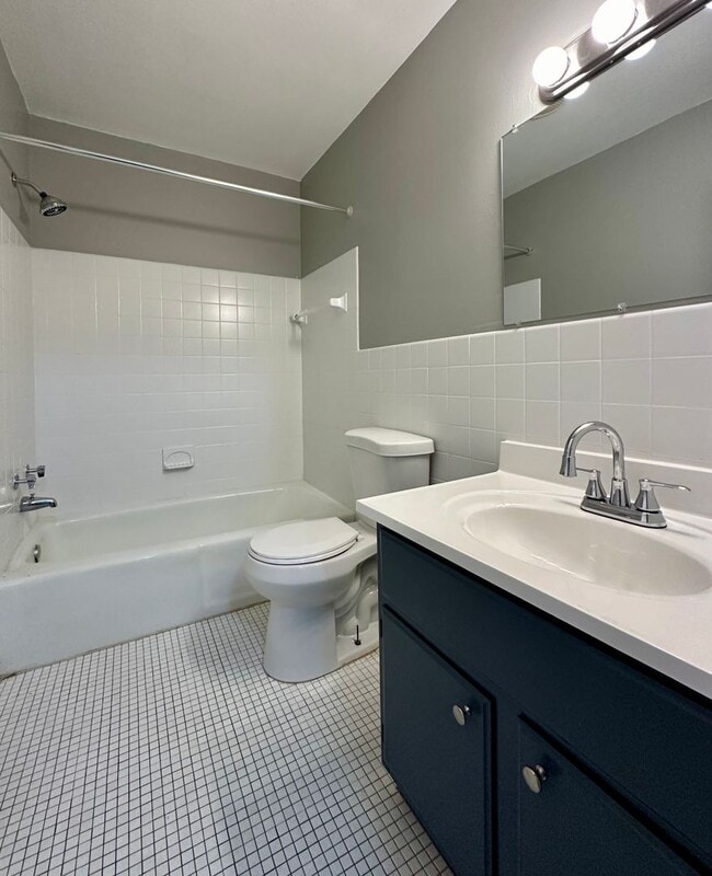 Building Photo - 1315 Dowling Ave N Unit #1