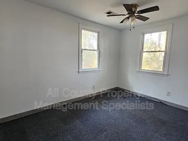 Building Photo - 1301 Pineview Dr