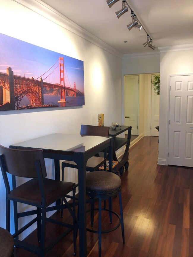 Foto del edificio - Victorian One Bedroom, 12 Ft. Ceilings -  ...