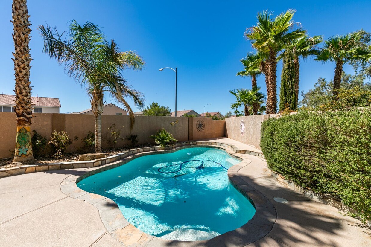 Foto principal - BEAUTIFUL POOL HOME W/RV