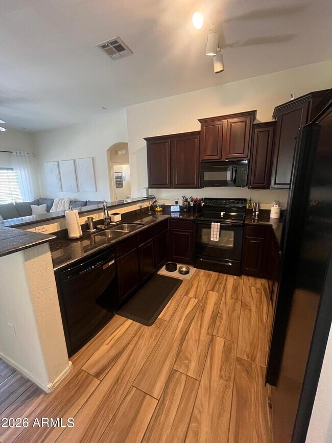 Foto del edificio - 1350 S Greenfield Rd