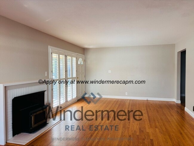 Building Photo - Charming 2 bedroom with HUGE yard in beaut...